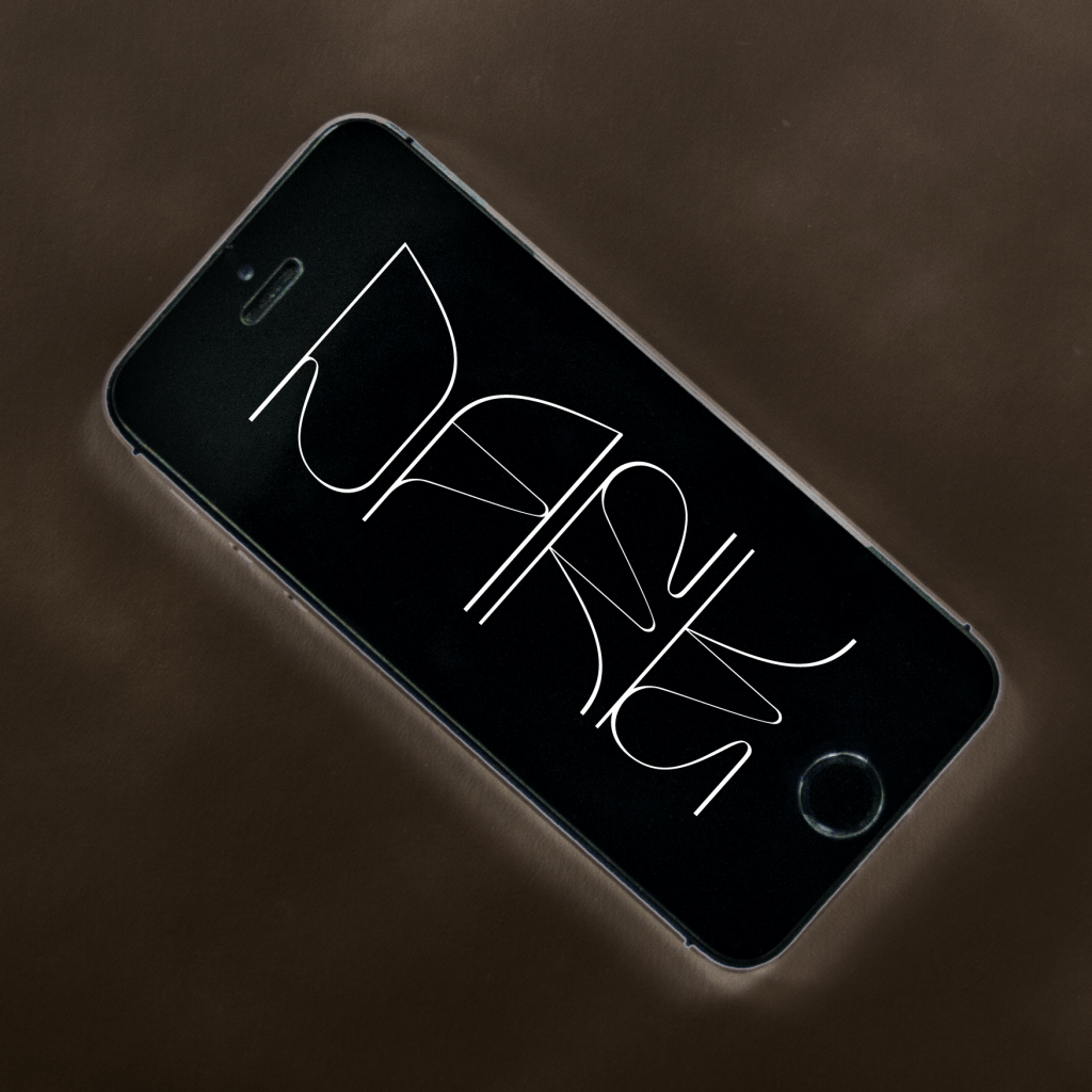 Smartphone mit Schriftzug