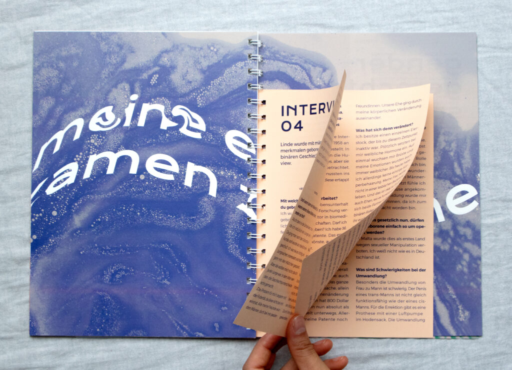 Aufgeschlagenes Magazin. Doppelseite mit abstraktem, blauen Hintergrund und verzerrter Schrift. Darauf kleinere, lachsrosa Seiten mit Fließtext.